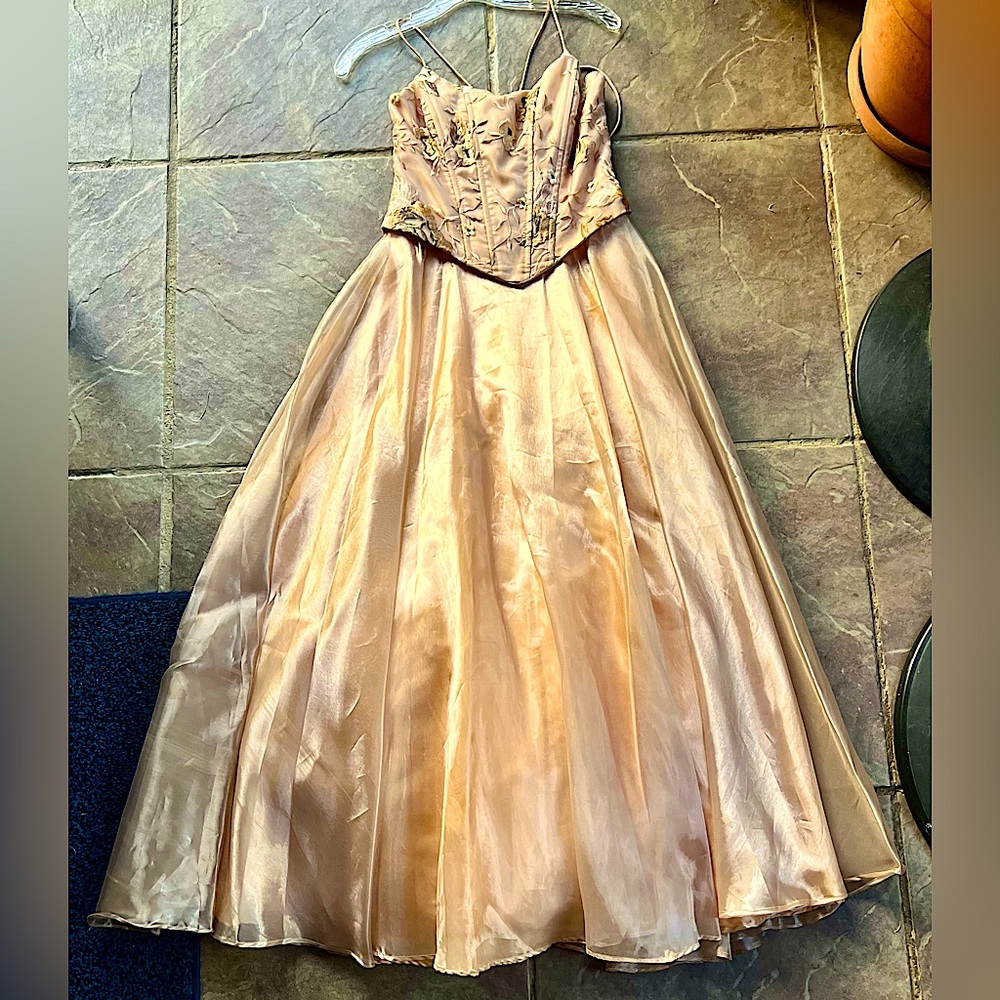 Gorgeous formal dress in excellent conditions